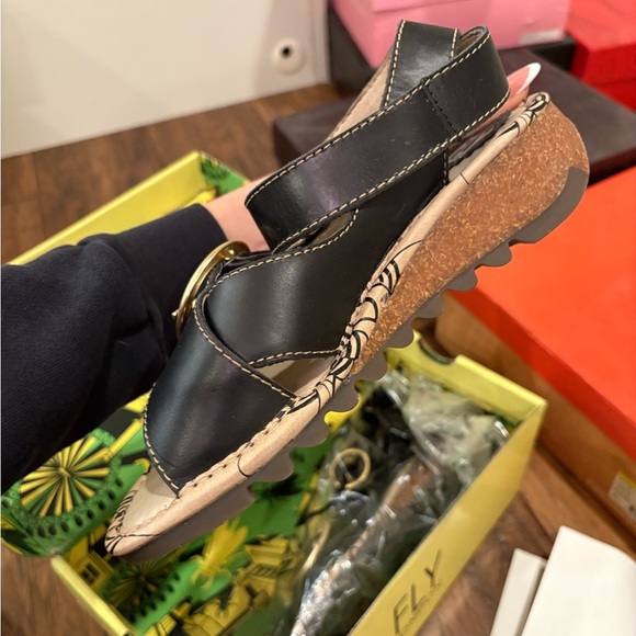 Black leather gold buckle sandals - Picture 4 of 7